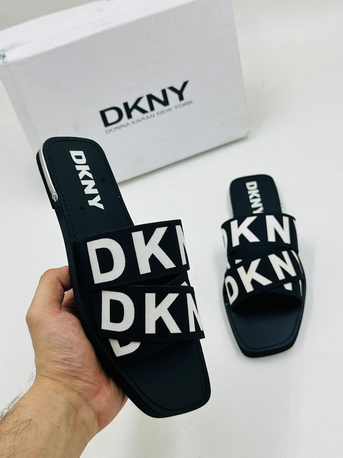 DKNY BLACK FLAT