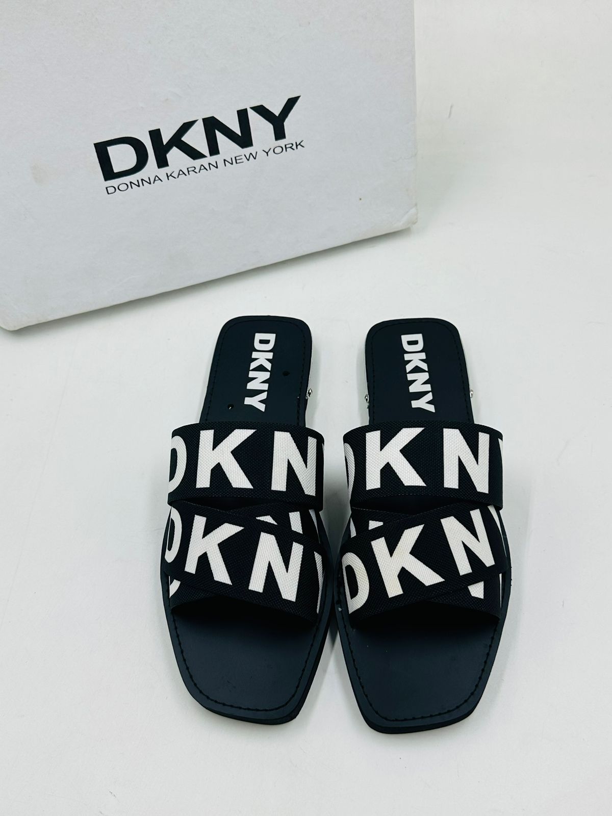 DKNY BLACK FLAT