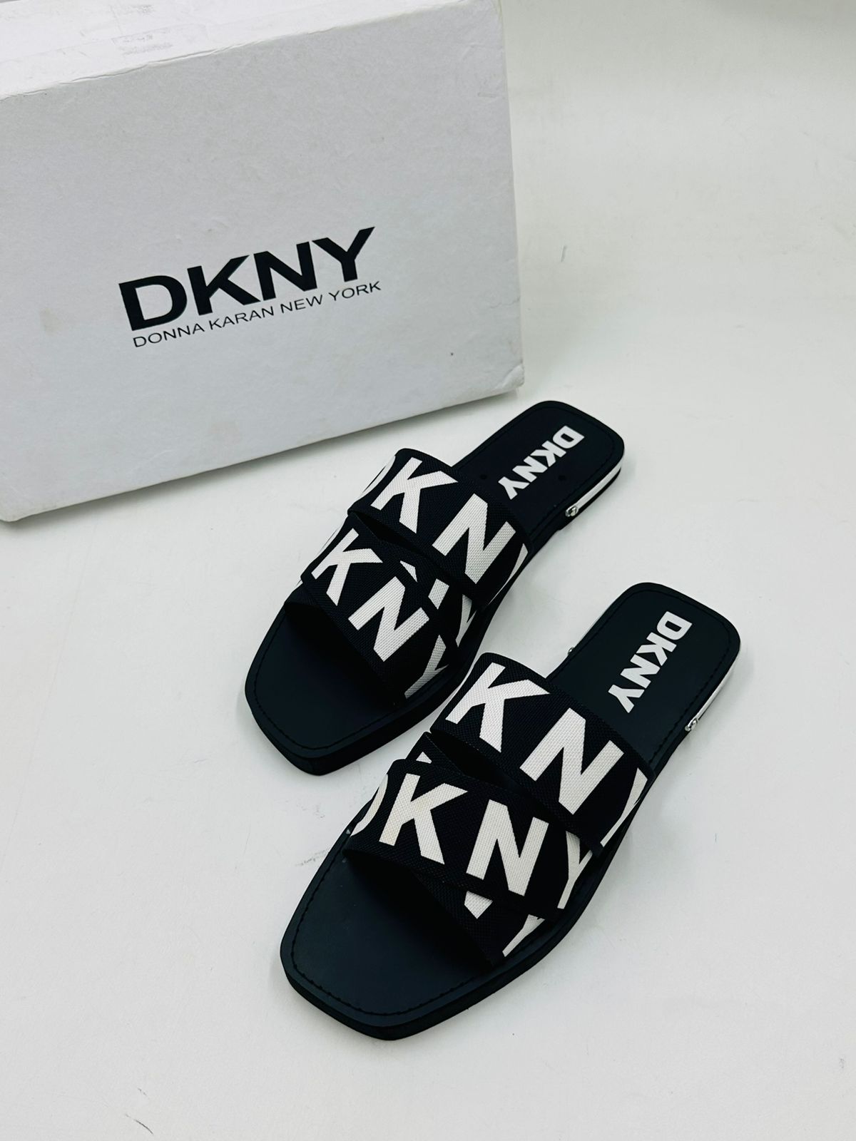 DKNY BLACK FLAT